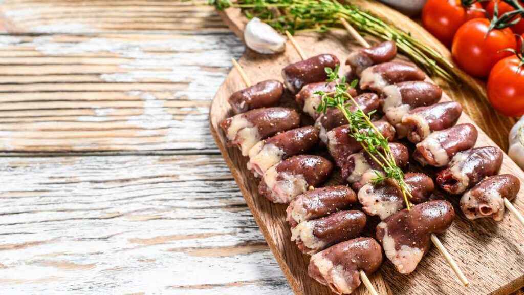 Como temperar coração de frango com sal grosso