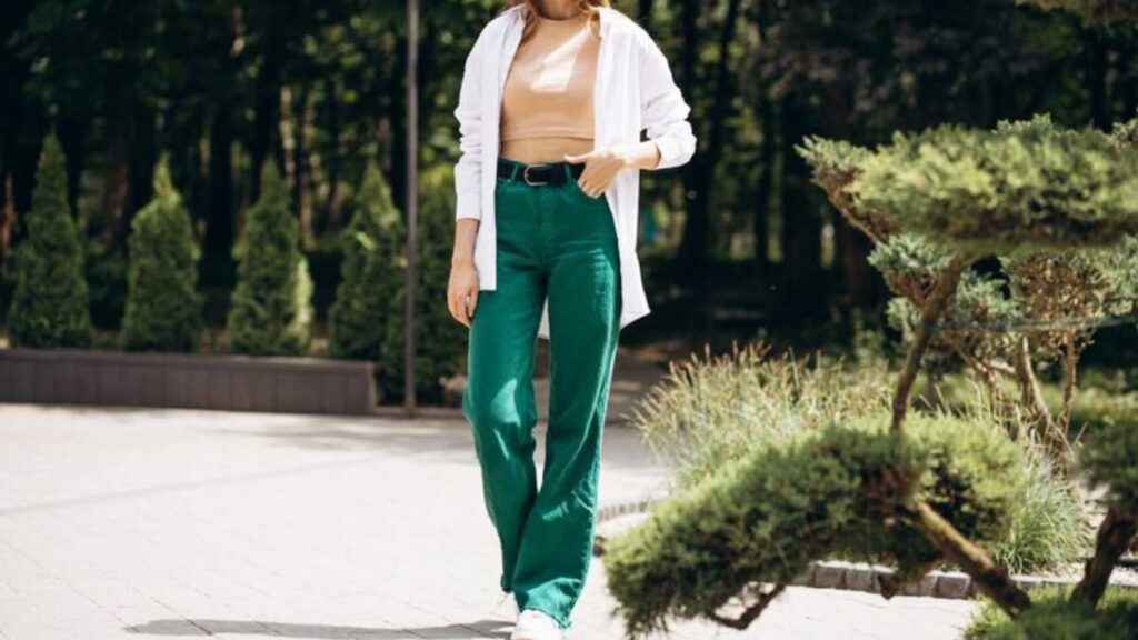 Look com calça pantalona verde