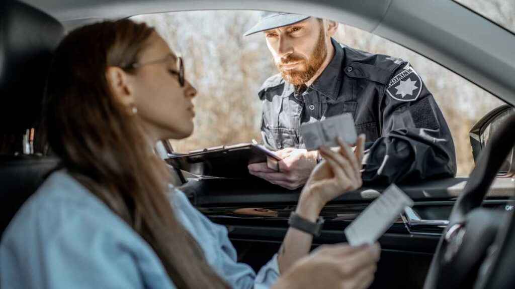 Viajar com CNH e licenciamento do carro vencidos dá multa