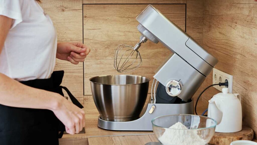 Mixer ou batedeira? Como escolher o equipamento ideal para bolos e massas
